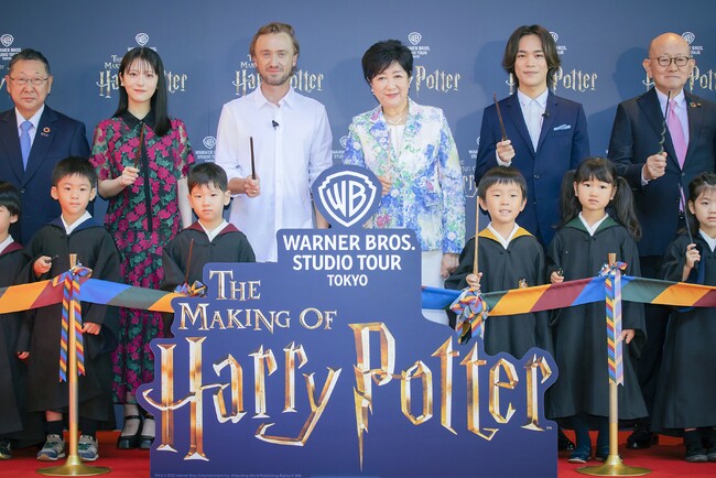 WIZARDING WORLD characters, names, and related indicia are © & ™ Warner Bros. Entertainment Inc. Publishing Rights © JKR. (s22)